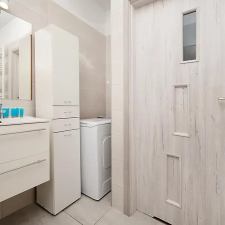 Apartament Pogonowskiego 2-bedroom By Bookinghost